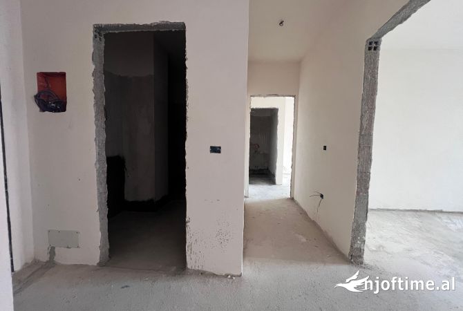 Shtepi ne shitje Apartament ne Tirane, 2+1, Mobilimi Bosh, pa mobiluar, Pagesa 179,200  Euro.