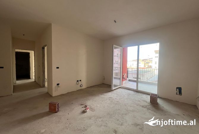 Shtepi ne shitje Apartament ne Tirane, 2+1, Mobilimi Bosh, pa mobiluar, Pagesa 179,200  Euro.