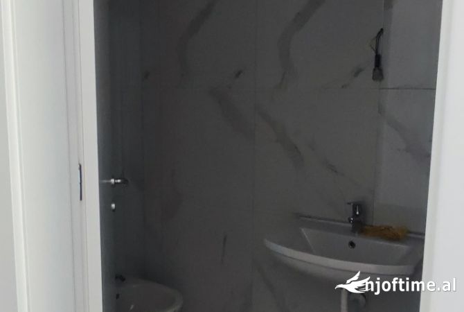 Ambient biznesi me qera 3+1 ne Tirane - 1,200 Euro