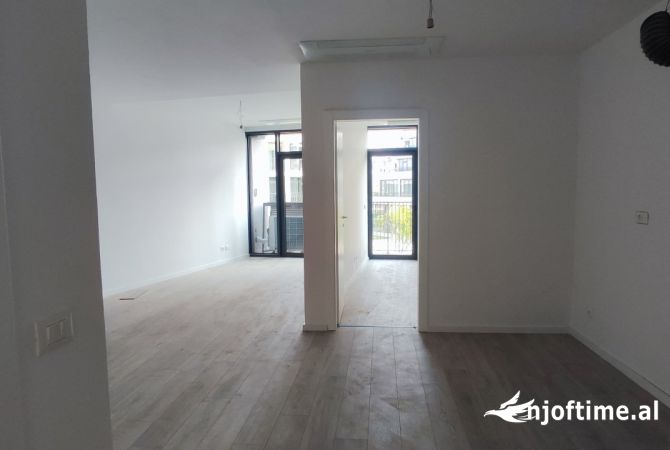 Ambient biznesi me qera 3+1 ne Tirane - 1,200 Euro