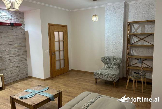 Shtepi me qera Apartament ne Tirane, 2+1, Mobilimi E mobiluar, Pagesa 650  Euro.
