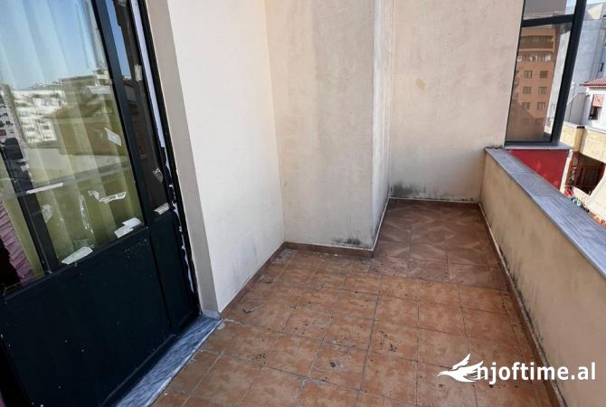 Shtepi ne shitje Apartament ne Tirane, 2+1, Mobilimi E mobiluar, Pagesa 156,600  Euro.