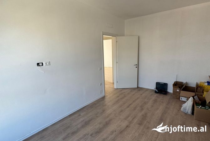 Shtepi ne shitje Apartament ne Tirane, 2+1, Mobilimi Bosh, pa mobiluar, Pagesa 118,600  Euro.