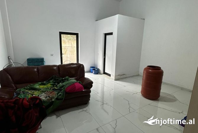 Ambient biznesi me qera 1+1 ne Tirane - 50,000 Leke