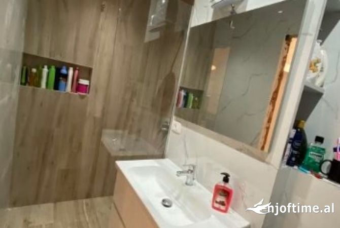 Shtepi me qera Apartament ne Tirane, 2+1, Mobilimi E mobiluar, Pagesa 700  Euro.