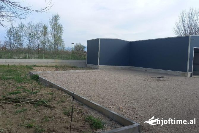 Ambiente Commerciale in Affitto 4+1 a Tirana - 1,801 Euro