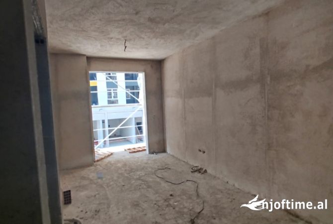 Shtepi ne shitje Apartament ne Tirane, 1+1, Mobilimi Bosh, pa mobiluar, Pagesa 72,000  Euro.