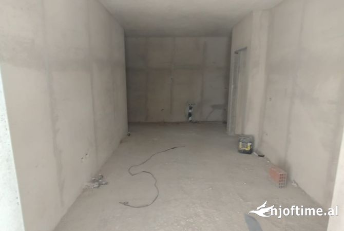 Shtepi ne shitje Apartament ne Tirane, 1+1, Mobilimi Bosh, pa mobiluar, Pagesa 72,000  Euro.