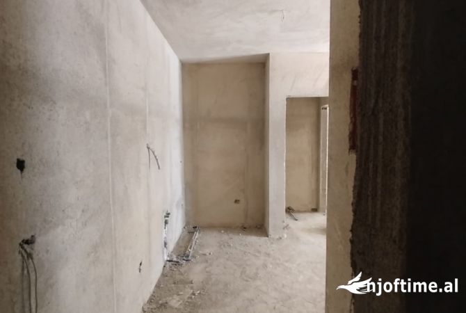 Shtepi ne shitje Apartament ne Tirane, 1+1, Mobilimi Bosh, pa mobiluar, Pagesa 72,000  Euro.