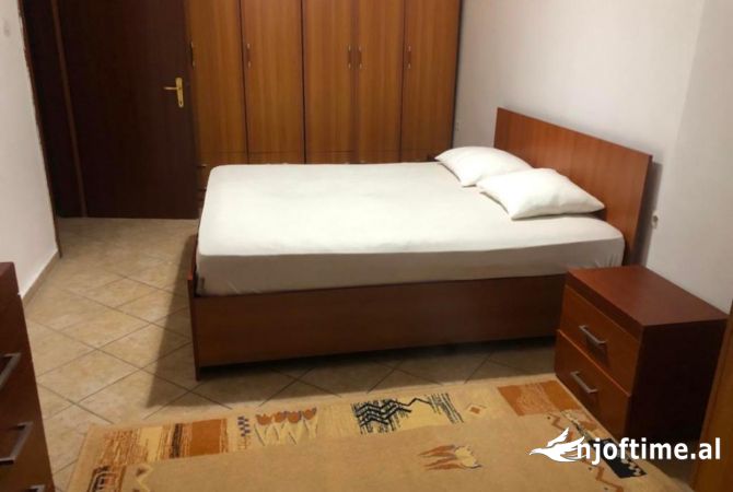 Shtepi me qera Apartament ne Tirane, 2+1, Mobilimi E mobiluar, Pagesa 400  Euro.