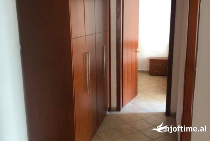 Shtepi me qera Apartament ne Tirane, 2+1, Mobilimi E mobiluar, Pagesa 400  Euro.