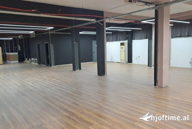Ambient biznesi me qera 3+1 ne Tirane - 280,000 Leke