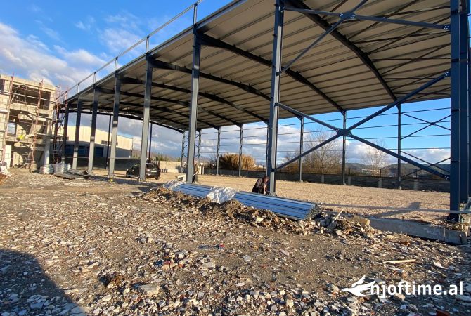 Ambiente Commerciale in Affitto 4+1 a Tirana - 7,500 Euro