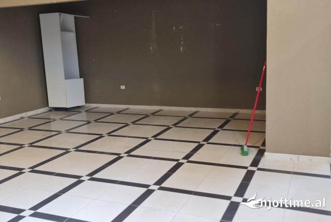 Ambiente Commerciale in Affitto 2+1 a Tirana - 800 Euro