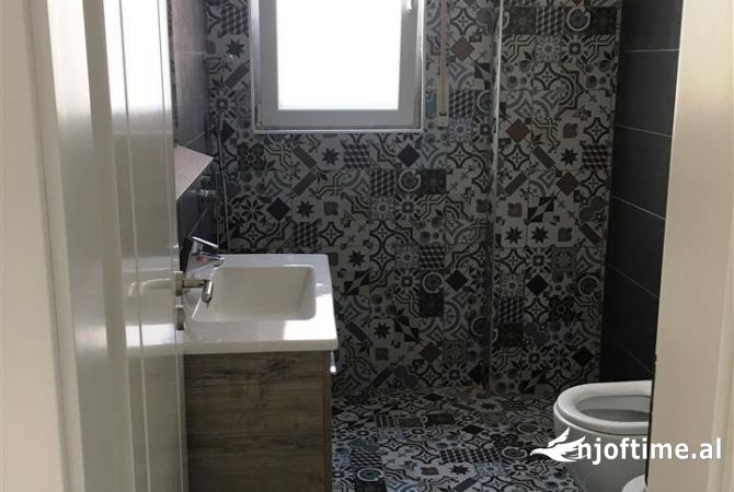 Shtepi me qera Apartament ne Tirane, 2+1, Mobilimi Bosh, pa mobiluar, Pagesa 450  Euro.