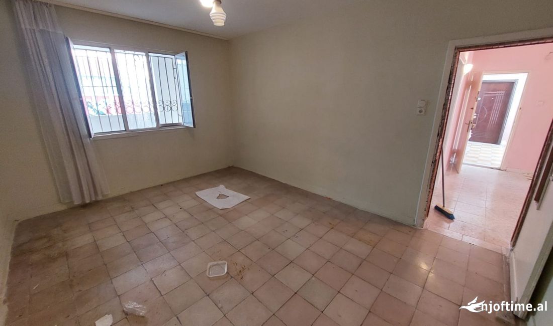 Shtepi ne shitje Apartament ne Tirane, 2+1, Mobilimi Bosh, pa mobiluar, Pagesa 120,000  Euro.