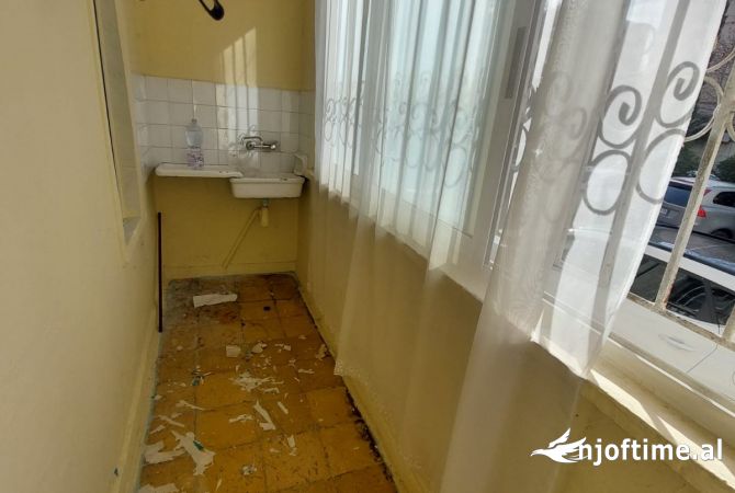 Shtepi ne shitje Apartament ne Tirane, 2+1, Mobilimi Bosh, pa mobiluar, Pagesa 120,000  Euro.