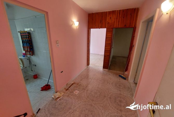 Shtepi ne shitje Apartament ne Tirane, 2+1, Mobilimi Bosh, pa mobiluar, Pagesa 120,000  Euro.