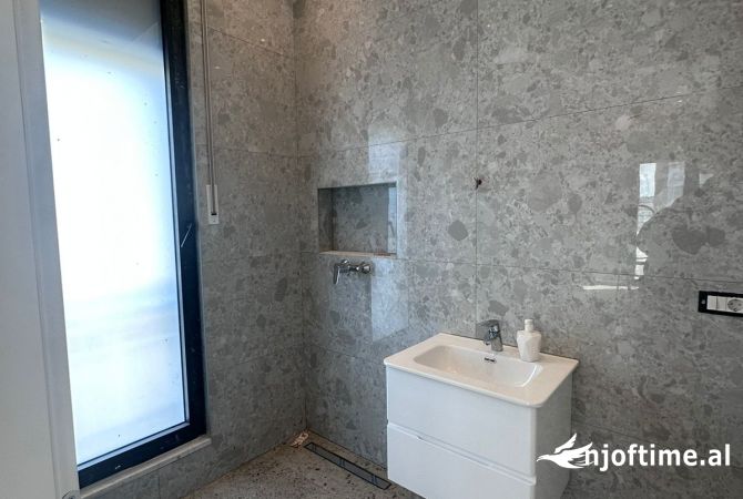 Shtepi me qera 2+1 ne Tirane - 1,300 Euro
