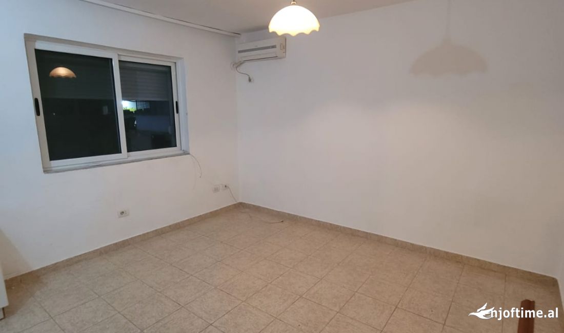 Shtepi ne shitje Apartament ne Tirane, 2+1, Mobilimi Bosh, pa mobiluar, Pagesa 115,000  Euro.