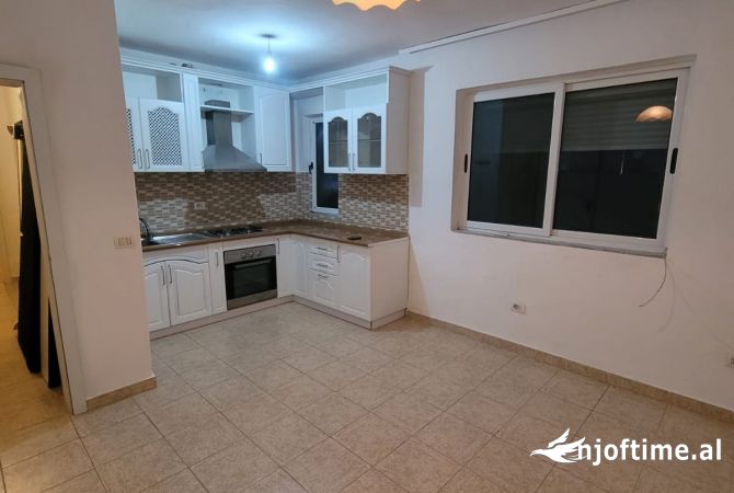 Shtepi ne shitje Apartament ne Tirane, 2+1, Mobilimi Bosh, pa mobiluar, Pagesa 115,000  Euro.