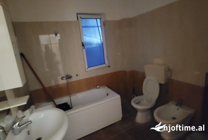 Shtepi ne shitje Apartament ne Tirane, 2+1, Mobilimi Bosh, pa mobiluar, Pagesa 115,000  Euro.