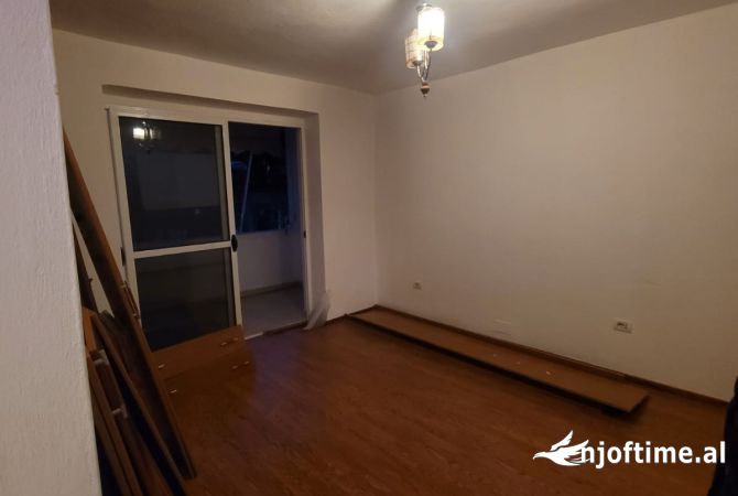 Shtepi ne shitje Apartament ne Tirane, 2+1, Mobilimi Bosh, pa mobiluar, Pagesa 115,000  Euro.
