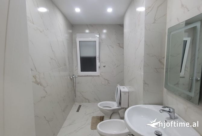 Shtepi ne shitje Apartament ne Tirane, 2+1, Mobilimi E mobiluar, Pagesa 125,000  Euro.