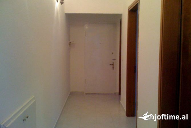 Shtepi me qera Apartament ne Tirane, 3+1, Mobilimi Bosh, pa mobiluar, Pagesa 1,500  Euro.