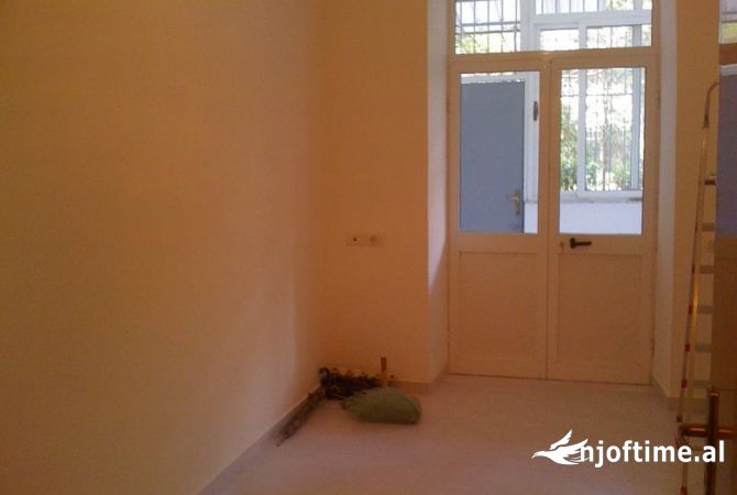 Shtepi me qera Apartament ne Tirane, 3+1, Mobilimi Bosh, pa mobiluar, Pagesa 1,500  Euro.