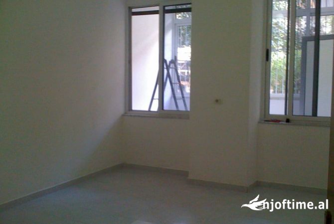 Shtepi me qera Apartament ne Tirane, 3+1, Mobilimi Bosh, pa mobiluar, Pagesa 1,500  Euro.