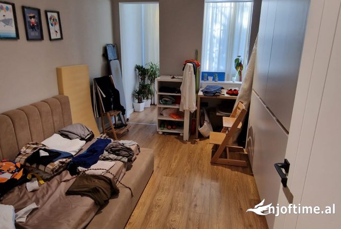 Shtepi ne shitje Apartament ne Tirane, 2+1, Mobilimi E mobiluar, Pagesa 130,000  Euro.