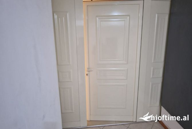 Shtepi ne shitje Apartament ne Tirane, 2+1, Mobilimi E mobiluar, Pagesa 130,000  Euro.