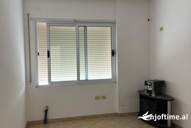 Shtepi me qera Apartament ne Tirane, 2+1, Mobilimi Pjeserisht e mobiluar, Pagesa 300  Euro.