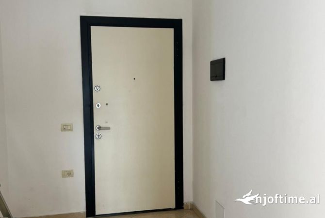 Shtepi me qera Apartament ne Tirane, 2+1, Mobilimi Pjeserisht e mobiluar, Pagesa 300  Euro.