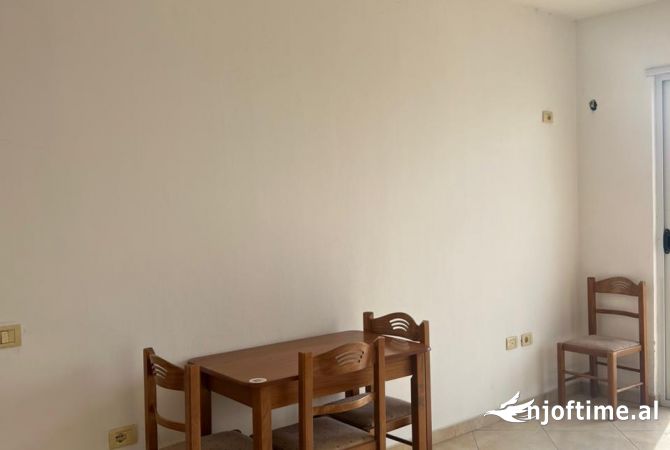 Shtepi me qera Apartament ne Tirane, 2+1, Mobilimi Pjeserisht e mobiluar, Pagesa 300  Euro.