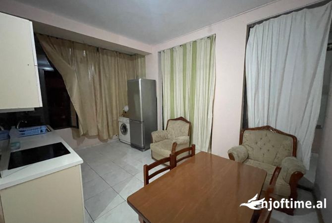 Shtepi me qera Apartament ne Tirane, 2+1, Mobilimi Pjeserisht e mobiluar, Pagesa 350  Euro.