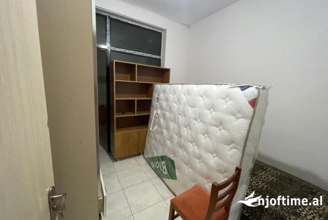 Shtepi me qera Apartament ne Tirane, 2+1, Mobilimi Pjeserisht e mobiluar, Pagesa 350  Euro.
