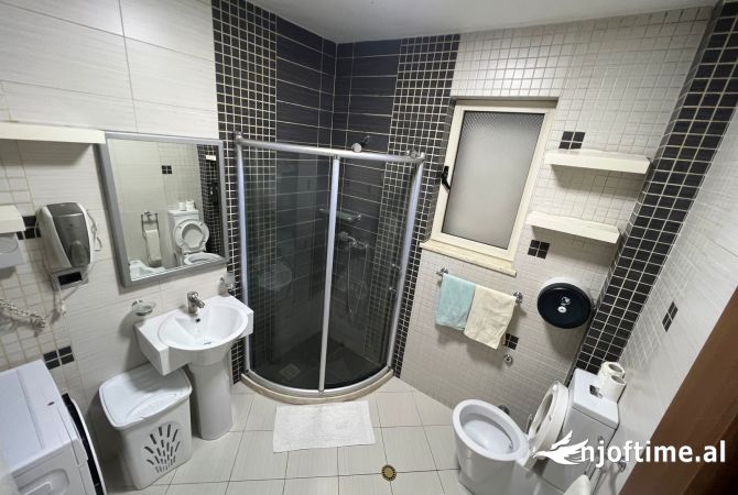 Shtepi me qera Shtepi Private ne Tirane, 4+1, Mobilimi E mobiluar, Pagesa 1,300  Euro.