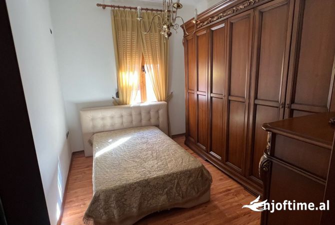 Shtepi me qera Shtepi Private ne Tirane, 4+1, Mobilimi E mobiluar, Pagesa 1,300  Euro.