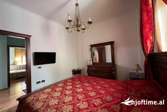 Shtepi me qera Shtepi Private ne Tirane, 4+1, Mobilimi E mobiluar, Pagesa 1,300  Euro.