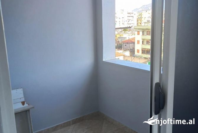 Shtepi me qera Apartament ne Tirane, 2+1, Mobilimi Pjeserisht e mobiluar, Pagesa 300  Euro.