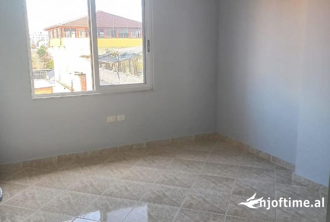 Shtepi me qera Apartament ne Tirane, 2+1, Mobilimi Pjeserisht e mobiluar, Pagesa 300  Euro.