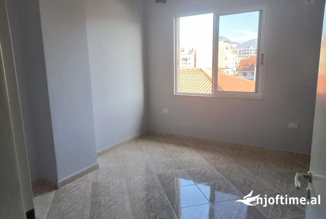 Shtepi me qera Apartament ne Tirane, 2+1, Mobilimi Pjeserisht e mobiluar, Pagesa 300  Euro.