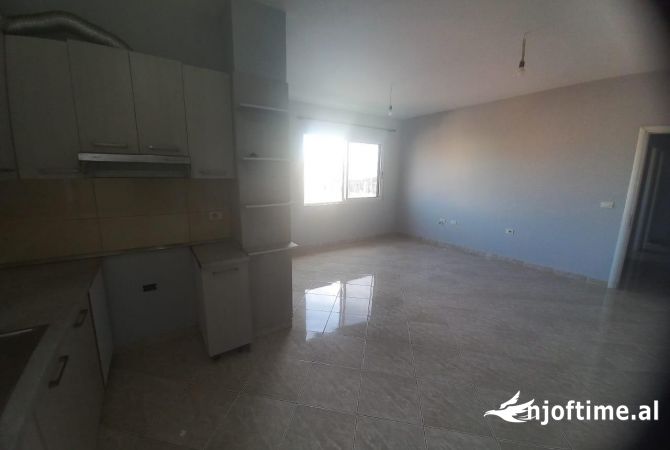 Shtepi me qera Apartament ne Tirane, 2+1, Mobilimi Pjeserisht e mobiluar, Pagesa 300  Euro.