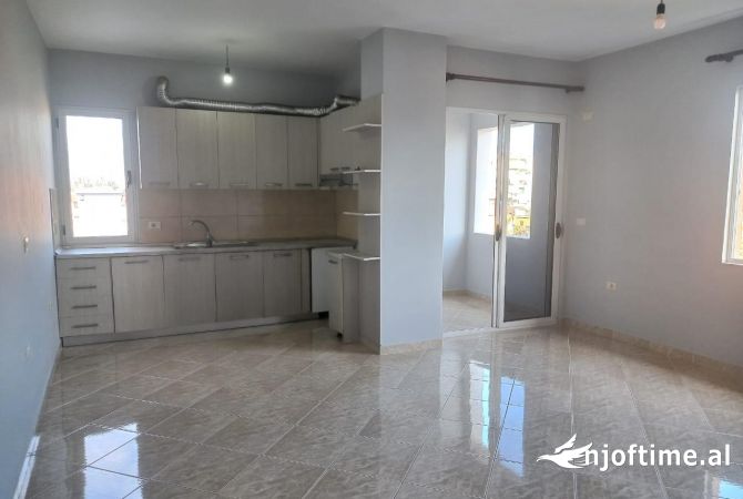 Shtepi me qera Apartament ne Tirane, 2+1, Mobilimi Pjeserisht e mobiluar, Pagesa 300  Euro.