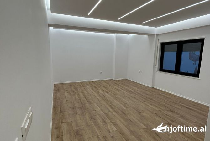 Shtepi ne shitje Apartament ne Tirane, 1+1, Mobilimi Bosh, pa mobiluar, Pagesa 135,000  Euro.