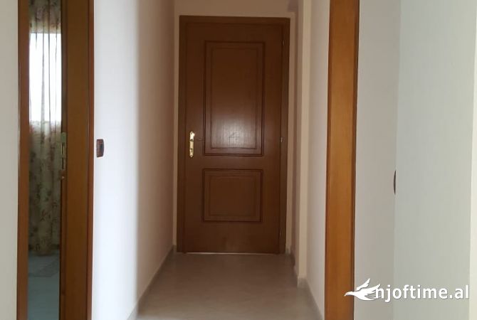 Shtepi me qera Apartament ne Tirane, 2+1, Mobilimi E mobiluar, Pagesa 300  Euro.