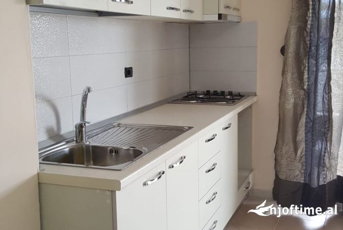 Shtepi me qera Apartament ne Tirane, 2+1, Mobilimi E mobiluar, Pagesa 300  Euro.