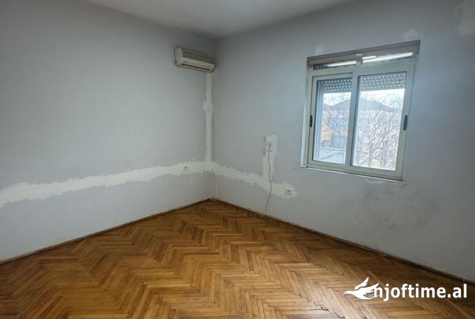 Shtepi me qera Apartament ne Tirane, 3+1, Mobilimi Bosh, pa mobiluar, Pagesa 450  Euro.